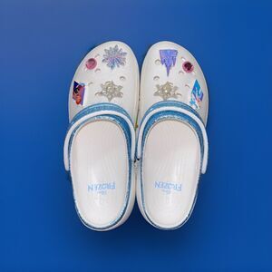 Disney Frozen Crocs Womens 10 Elsa Anna White Blue Glitter Clogs Parks NEW WDW